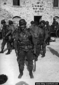 Forrest Guth de la Easy Company, 506th PIR, à la ferme Marmion de Ravenoville. Photo : US National Archives