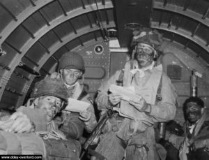 Paras de la compagnie Fox, 506th PIR lisant le message d'encouragement du général d'Eisenhower. Photo : US National Archives