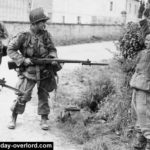 A Turqueville le Jour J, Wilbur Shanklin du HQ, 506th PIR pose avec son prisonnier d'origine Géorgienne. Photo : US National Archives
