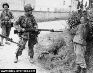 A Turqueville le Jour J, Wilbur Shanklin du HQ, 506th PIR pose avec son prisonnier d'origine Géorgienne. Photo : US National Archives