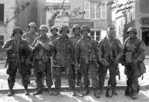 Parachutistes de la 101st Airborne Division, 506th PIR, Easy Company à Sainte-Marie-du-Mont. Photo : US National Archives