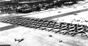 Les 64 appareils prévus pour l'opération Keokuk sur l'aérodrome d'Aldermaston. Photo : US National Archives