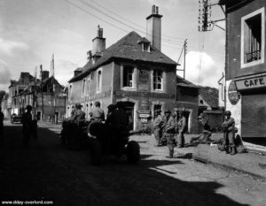 Des artilleurs de la 101st Airborne traversent Carentan. Photo : US National Archives