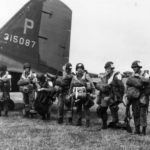 Préparations pour ces parachutistes aux ordres du 1st Lieutenant Bobuck, HQ Company, 3/506th PIR, avant l'embarquement dans un C-47 piloté par le Captain Matt Luoma (95th Troop Carrier Squadron). Photo : US National Archives