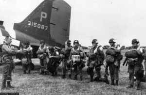 Préparations pour ces parachutistes aux ordres du 1st Lieutenant Bobuck, HQ Company, 3/506th PIR, avant l'embarquement dans un C-47 piloté par le Captain Matt Luoma (95th Troop Carrier Squadron). Photo : US National Archives