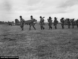 Les sticks se dirigent vers les Dakota pour préparer l'embarquement. Photo : US National Archives