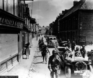 Des éléments de la 326th Airborne Medical Company dans la rue Holgate à Carentan. Photo : US National Archives