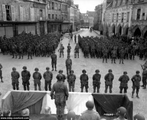 Cérémonie militaire sur la place principale de Carentan le 23 juin 1944. Photo : US National Archives