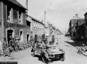 A Carentan, ces paras ont récupéré une Kübelwagen aux Allemands. Photo : US National Archives