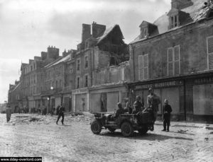 Paras de la 101st Airborne à Carentan, place de la République. Photo : US National Archives