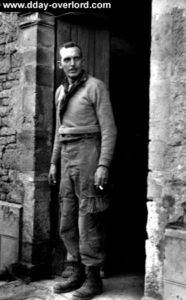 Le colonel Sink commandant le 506th PIR devant son PC d'Angoville-au-Plein. Photo : US National Archives