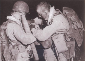 Contrôle des parachutes avant l'embarquement dans les C-47. Photo : US National Archives
