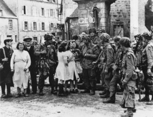 Parachutistes de la 101st Airborne Division à Sainte-Marie-du-Mont. Photo : US National Archives