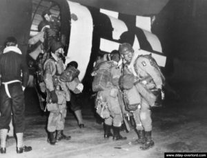 L'embarquement des parachutistes à bord d'un C-47. Photo : US National Archives