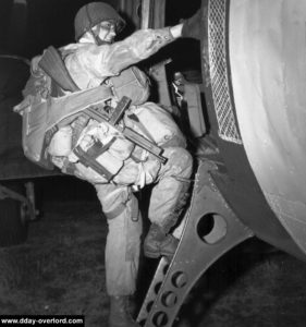 Les paras embarquent avec plus de 40 kg d'équipements sur le dos. Photo : US National Archives