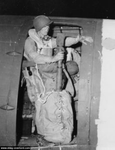 Le soldat Knudson attendant le décollage sur l'aérodrome d'Exeter. Photo : US National Archives