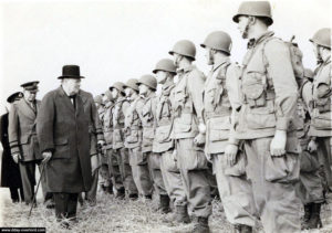 Revue des troupes de la 101st Airborne Division par Winston Churchill et le général Eisenhower en Grande-Bretagne. Photo : IWM