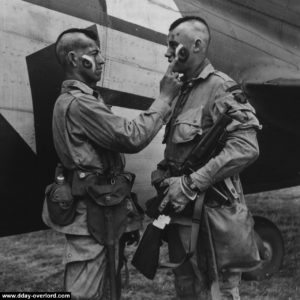 Ces parachutistes de la Demolition Platoon RHQ, 506th Parachute Infantry Regiment (surnommé "Filthy thirteen"), adoptent les peintures de guerre et la coupe des Iroquois. Photo : US National Archives