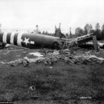 Ce planeur Horsa s'est écrasé au sud de la batterie du Holdy, tuant 8 soldats. Photo : US National Archives