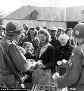 Distribution de rations C aux Normands dans la ferme Lecaudey à Hiesville. Photo : US National Archives