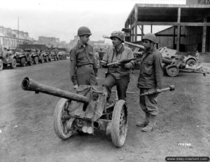 7 août 1944 : des Américains inspectent un Raketenwerfer 43 Püppchen et sa munition à Cherbourg. Photo : US National Archives