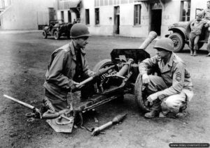 7 août 1944 : des Américains inspectent un Raketenwerfer 43 Püppchen et sa munition à Cherbourg. Photo : US National Archives
