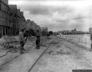 7 juillet 1944 : des sapeurs effectuent des travaux pour la voie ferrée du quai Alexandre III à Cherbourg. Photo : US National Archives