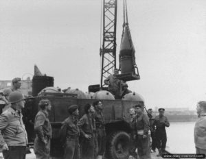 8 juillet 1944 : mise en place de bouées coniques américaines pour le balisage des zones de déminage à Cherbourg. Photo : US National Archives