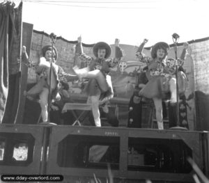 30 juillet 1944 : le spectacle de l’Invasion Revue à Banville au profit des soldats et des civils normands. Photo : US National Archives