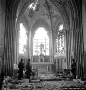 Des soldats appartenant à la 3ème division d’infanterie canadienne observent les dégâts à l’intérieur de l’église Saint-Martin-de-la-Trinité. Photo : US National Archives