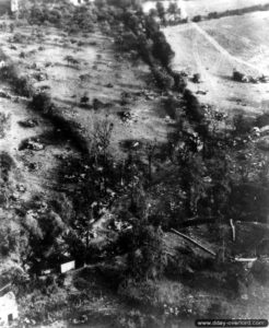 22 août 1944 : vue aérienne de véhicules allemands détruits dans le réduit de Chambois. Photo : US National Archives