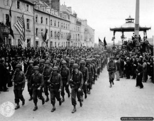 14 juillet 1944 : défilé américain pour le « Bastille Day » à Cherbourg. Photo : US National Archives