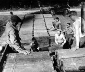 8 août 1944 : transport de munitions vers le front par des soldats soviétiques de la brigade Bounyatchenko à Coutances. Photo : US National Archives