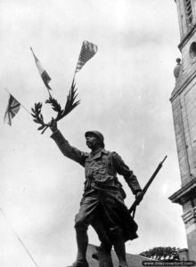 Le monument aux Morts de la Première Guerre mondiale de Creully décoré à l’occasion de la libération du village. Photo : Archives Canada