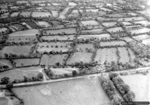 Vue aérienne du bocage (zone de stockage de carburant) dans le secteur de Domfront. Photo : US National Archives