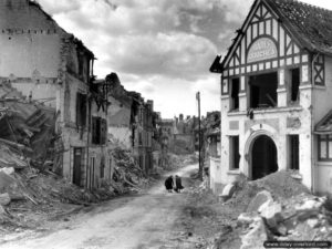 Les ruines de Falaise rue Paul Doumer avec en particulier les vestiges du bâtiment des bains-douches. Photo : US National Archives