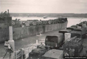 11 juin 1944 : des navires de transport LST (en particulier le LST 427) chargés de véhicules approchent de Gold Beach. Photo : IWM