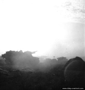 25 juillet 1944 : pendant l'opération Spring, une batterie de canons automoteurs M7 Sexton ouvre le feu à l’aube en préparation d’un nouvel assaut canadien dans le secteur d'Ifs. Photo : US National Archives