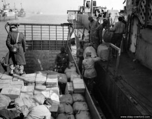 Avril 1944 : approvisionnement de LCI(L) en rations depuis un LCM en Angleterre. Photo : US National Archives