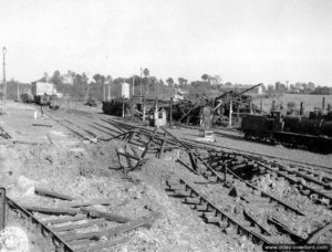 Le résultat des bombardements sur les voies à la gare de Lison. Photo : US National Archives