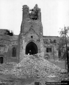 Les ruines de l’église Saint-Jacques de Montebourg. Photo : US National Archives