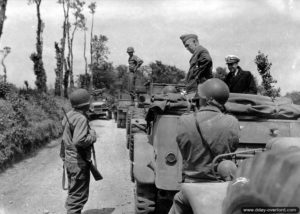 12 juin 1944 : le général Marshall et l'amiral King à bord d'un Dodge command car échangent avec un militaire américain sur la route d'Isigny-sur-Mer à proximité de la Pointe du Hoc. Photo : US National Archives