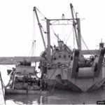 Photos of Port-en-Bessin in 1944 11 Barge de relevage utilisée pour la remise en état des installations du port de Port-en-Bessin. Photo : US National Archives