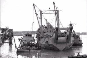 Barge de relevage utilisée pour la remise en état des installations du port de Port-en-Bessin. Photo : US National Archives