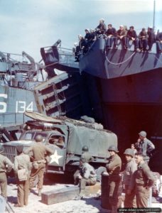 Chargement à Castletown, le port de l'île de Portland, du LST 134 transportant le matériel de l’état-major de la 1st Infantry Division devant débarquer sur Easy Red à Omaha Beach. Photo : US National Archives