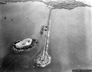 3 octobre 1944 : vue aérienne d’un pétrolier en train de décharger son carburant le long de la digue à Querqueville. Photo : US National Archives
