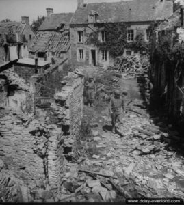Une patrouille de soldats américains appartenant à la 2nd (US) Infantry Division à travers les ruines de la commune de Saint-Georges-d’Elle. Photo : US National Archives