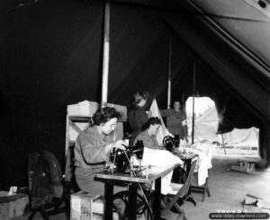 3 août 1944 : confections de draps par des WAC (Women Army Corps) à l’hôpital de campagne de Saint-Hilaire-Petitville. Photo : US National Archives