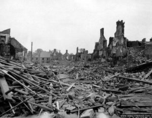 Ruines du centre-ville à Saint-Sauveur-le-Vicomte. Photo : US National Archives