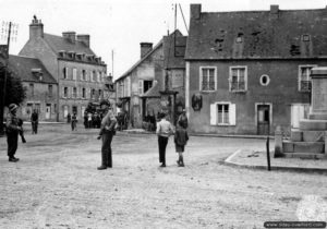 7 juin 1944 : des éléments de la police militaire montent la garde sur la place de Sainte-Marie-du-Mont. Photo : US National Archives